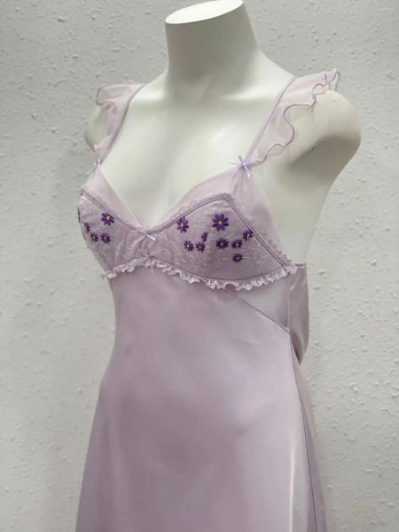 Ropa de dormir para mujer Ropa de noche elegante para mujer Lencería sexy Camisón de seda suave con almohadilla en el pecho Bordado de satén Flores Puro deseo