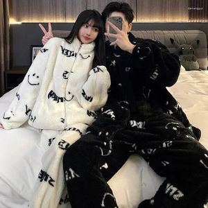Vêtements de nuit pour femmes Personnalité coréenne Mode Couple Pyjamas en velours de corail en automne et en hiver Le costume décontracté peut être porté lors des sorties