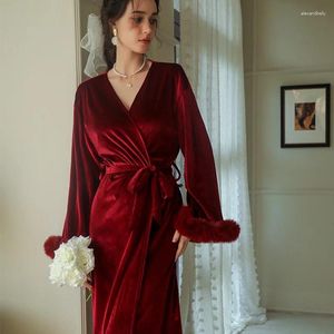 Vrouwen Nachtkleding QSROCIOQ Pyjama Gewaad Mode Fluwelen Manchet Veer Decor Badjas Voor Winter Sexy Nachtjapon Valentijn