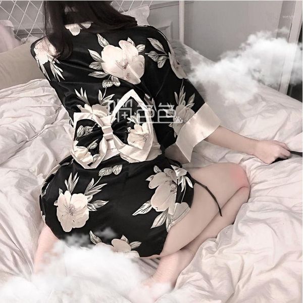 Femme de sommeil femme sexy pyjama tentation petite poitrine plat flirter lit yukata style japonais femme kimono