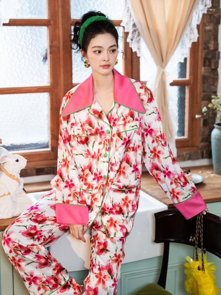 Vêtements de nuit pour femmes TXII Pink Flower Sea Pyjama Set Printemps et automne Satin de soie de glace Grand taille de revers à lacets Vêtements de maison élégants