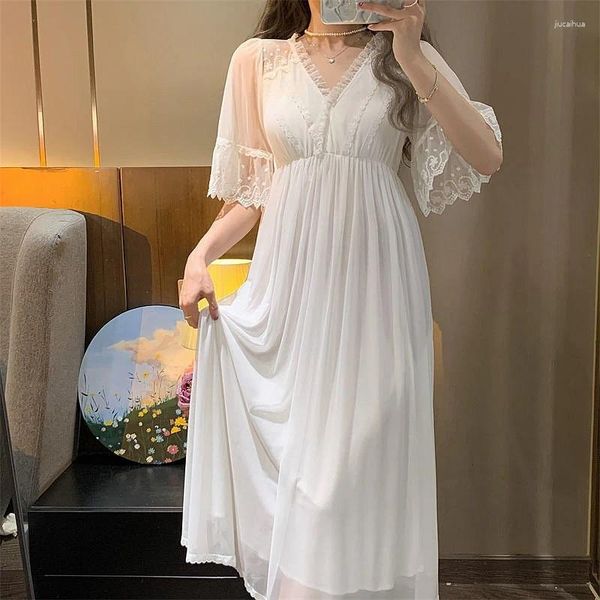 Vêtements de nuit pour femmes Robes de princesse vintage Chemises de nuit Lolita blanches Chemises de nuit en dentelle à col en V avec poitrine rembourrée Robe de nuit Lounge