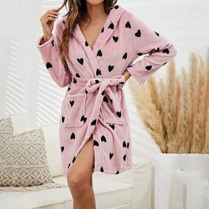 Vêtements de nuit pour femmes Pyjamas d'épaississement d'hiver pour femmes Imprimer Robe longue à capuche Mignonne Home Wear Kawaii Flanelle Chaud Confortable Salon Peignoir PJ