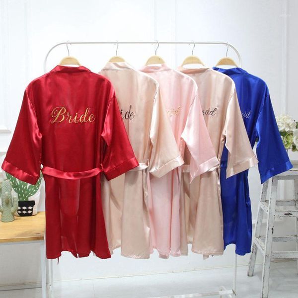 Vêtements de nuit pour femmes Femmes Faux Soie Demi-manches Courte Kimono Robe de bain pour mariée demoiselle d'honneur avec lettres de broderie d'or mariage ceinturé