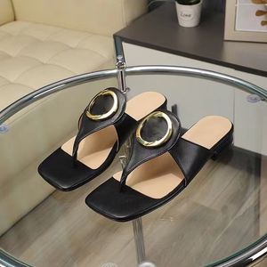 Damen-Slipper im europäischen und amerikanischen Stil, dicker Boden, Fischgrätenmuster, Goldschnallen-Hausschuhe, klassisches Schnallen-Design, Zuhause, Strand-Flip-Flops aus echtem Leder