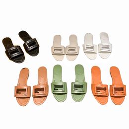Zapatillas de mujer Zapatos de playa con letras de lujo Diapositivas de cuero genuino Nuevos zapatos de diseñador de moda Zapatos de verano para exteriores Zapatos antideslizantes para piscina Ahuecados
