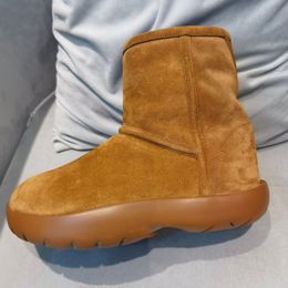 Bottes australiennes à la neige pour femmes en daim en peau de mouton court mini isolée chaussures de sport extérieur bottes de créateurs d'hiver