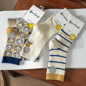 chaussettes pour femmes pur coton tube moyen automne et hiver bas rayés blancs pile à la mode femmes chaussette mignon gros bonneterie