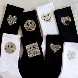 calcetines de mujer primavera y otoño invierno calcetines de algodón brillante bling sonriente negro blanco pila calcetines medio tubo medias venta al por menor