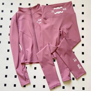 Les vêtements de sport féminin yoga portent un costume sans couture créateur de mode de mode de sport de sport lettrage imprimé jogging occasionnel coulant