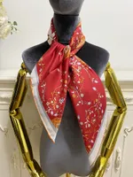 Écharpe carrée des femmes Scharpes Goodquality 100% Twill Silk Material Red Pint LETTRES Fleurs Taille du motif 90 cm - 90cm