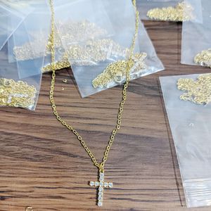 De roestvrijstalen stalen ketting van vrouwen verguld met echte gouden micro -inlay mini CZ Zirkon Cross Necklace