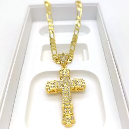 Collier de pendentif en croix stéréo pour femmes avec une sélection de chaîne Figaro remplie d'or rétro en diamant complet épais