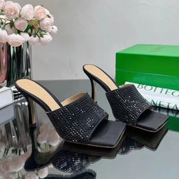 Pantoufles à talons aiguilles pour femmes Diapositives Sandales mules Chaussures à bout ouvert décorées de cristal Designer de luxe Chaussures de soirée à talons hauts Chaussures d'usine avec boîte