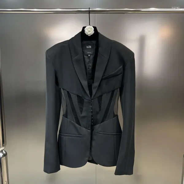 Trajes de mujer colección otoño 2023 chaqueta Blazer negra ajustada de manga larga con hombros acolchados y cintura de malla para mujer GL154