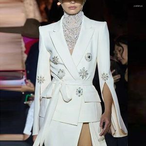 Costumes féminins 2024 Célébrités européennes et américaines Fashion Industrie lourde Naillée de la ceinture en diamant perlé Veste