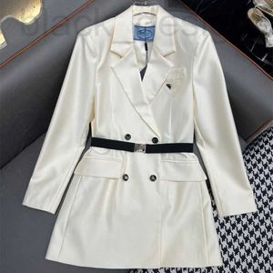 Costumes pour femmes Blazers Designer 2024 Début du printemps Nouveau Nanyou PRA Style Double rangée Triangle Emblème Bouton Ceinture Mi-long Costume Manteau TJ0T