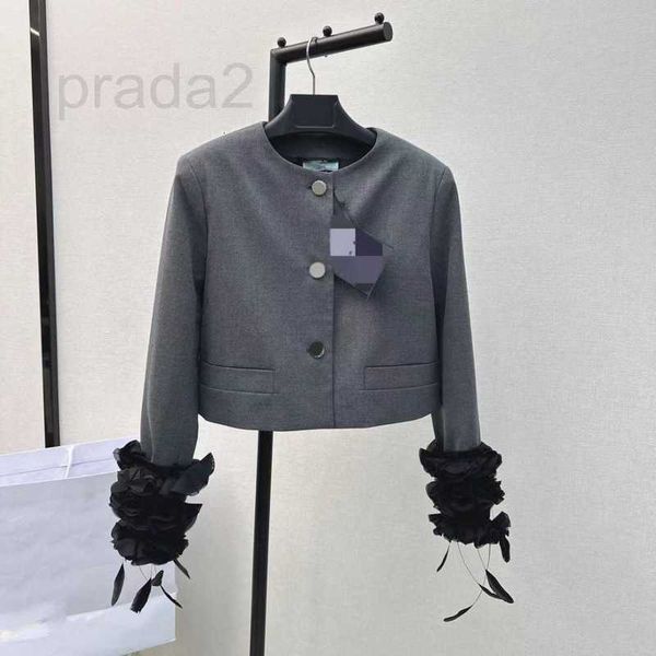 Trajes de mujer Blazers Diseñador 24 Estilo de principios de primavera Estilo elegante Negro Manga de pétalo tridimensional empalmado Cuello redondo Abrigo de traje corto EOV5