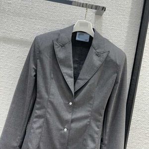 Costumes de femmes Blazers Designer Elegance Minimaliste à la mode professionnelle à la mode Slim Knightly Flip Collier Three Button Gray Shirt Cost Femme