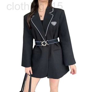 Trajes de mujer Blazers Diseñador de chaquetas para mujer Damas elegantes Mystic Black Blazer Girdle Clásico Triangle Insignia Top Falda Falda Lapa de chaqueta larga