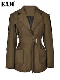 Trajes de mujer Blazers EAM Brown Pocket Belted Blazer Mujer Talla grande Solapa Manga larga Chaqueta holgada Moda Primavera Otoño 1DF336616 231021