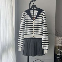 Suisses pour femmes Blazers MM Family 24SS New Navy Collar Cardigan Pliped Jirt + Cardigan Stripes Fashionable Spoly College Style Jupe pour femmes