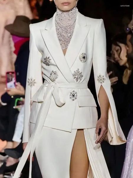 Trajes de mujer DEIVE TEGER 2024, abrigo elegante de diseñador de lujo para otoño, traje Sexy con cuello en V y manga larga con cinturón de diamantes de cristal, chaquetas blancas