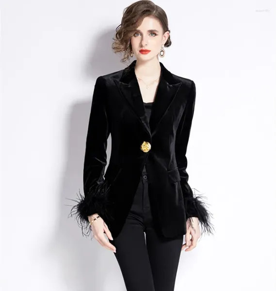 Costumes pour femmes Design Automne Hiver Velours Épissé Plume À Manches Longues Blazer Manteau Pour Femmes Col Cranté Grand Costume En Métal Un Bouton