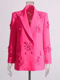Blazer fuchsia de costumes féminins avec des fleurs tridimensionnelles à double poitrine de costume à poitrine à double poitrine en rose