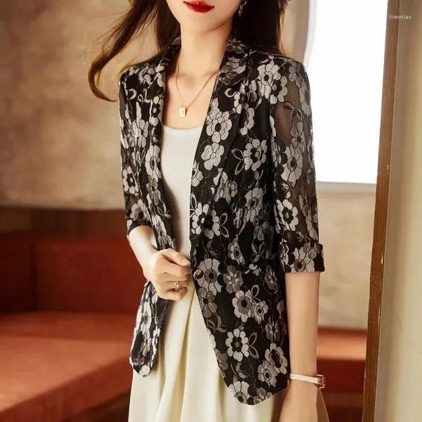 Costumes pour femmes coréennes Femmes à lampe à dentelle creuse Petite veste de blazer Spring féminin Sept points manche de la mode