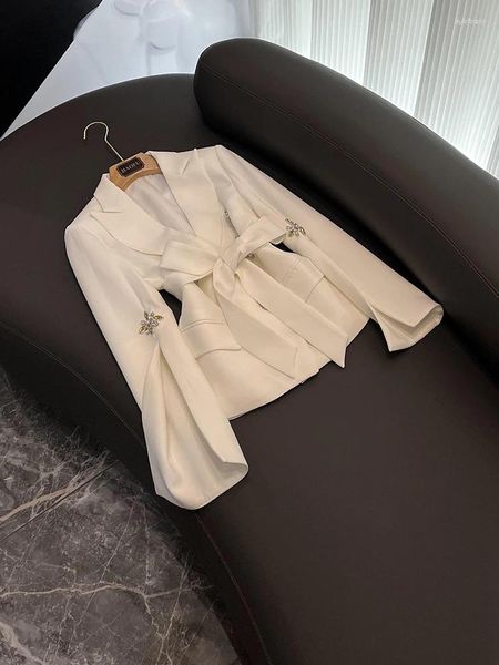 Trajes de mujer Lady Delicay diseñado abrigo Formal de oficina con abertura de manga larga con diamantes de imitación chaqueta sólida blanca con cinturón