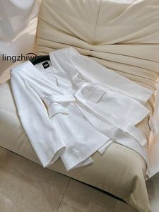 Damespakken Lingzhiwu Satin Blazer 2024 Spring vrouwelijke witte top vintage kwaliteit slanke taille riem jas aankomen