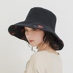 Chapeau de pêcheur brodé à lèvres rouges pour femmes, mode coréenne, vêtements de plage pour dames, protection solaire des deux côtés, chapeaux larges, été