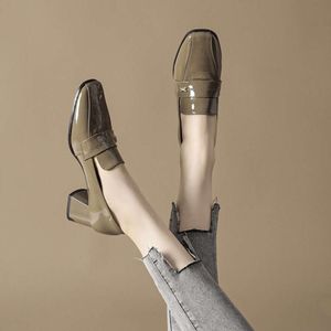 Chaussures de chaussures d'été pour femmes pour femme 2023 en cuir normal talons décontractés talons de bloc noir talon avec orteil carré moyen E