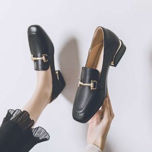 Dames zomerschoenen vierkant teen schoenen voor vrouw 2024 lage hak elegante kantoorloafers zwarte merk slip op hoge kwaliteit