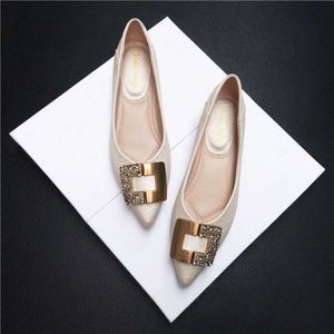 Chaussures de chaussures d'été pour femmes blancs pointues pour la femme 2023 avec des cristaux mocassins RHINATONE CHOSE DE DIAMOND ÉLÉGANT
