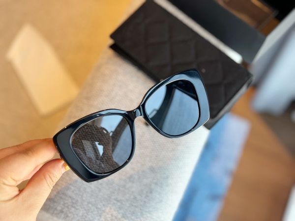 Gafas de sol para mujer Diseñador de marca Patas negras de moda Gafas de sol de verano Gafas de sol con caja de envío