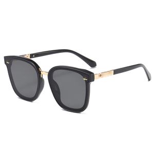 Gafas de sol para mujer Gafas de sol de diseño resistentes a los rayos UV Espejo negro gris marrón Gafas clásicas para conducir al aire libre para hombres Protección para los ojos Tendencia para la playa Gafas neutrales