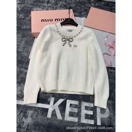 Séteres de mujeres Autumn Invierno Invierno Industria pesada Diamante Bow Knot Decoración de hardware Estilo de la parte superior del cuerpo