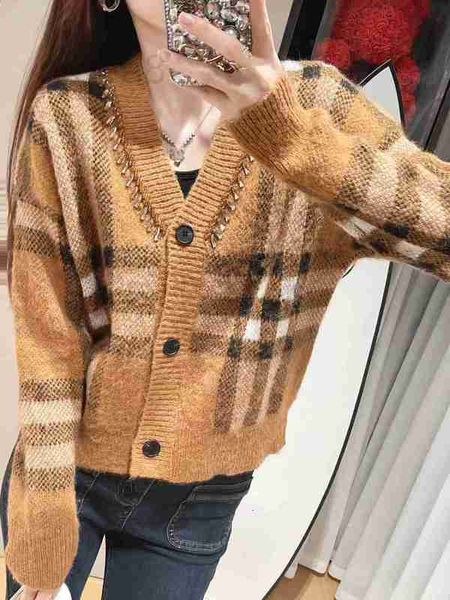 Pulls pour femmes Designer 2023 Automne / Hiver Nouveau Blanc Classique Plaid Dégradé Col V Pull Tricoté Cardigan OFTL