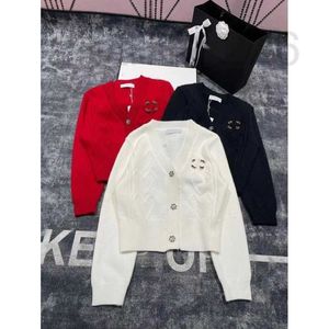 Suéteres de mujer Diseñador 2023 Invierno Nuevo Cuello en V Amor Jacquard Botón de diamante Suéter Cardigan Mujer Slim Fit y Reducción de edad Abrigo de punto 16J3