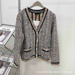 Pulls pour femmes Designer 23 Haute Qualité Vache Lumière Luxe Col V Contraste Jacquard Fausse Poche Robuste À Manches Longues Cardigan En Laine Tricotée PFBL