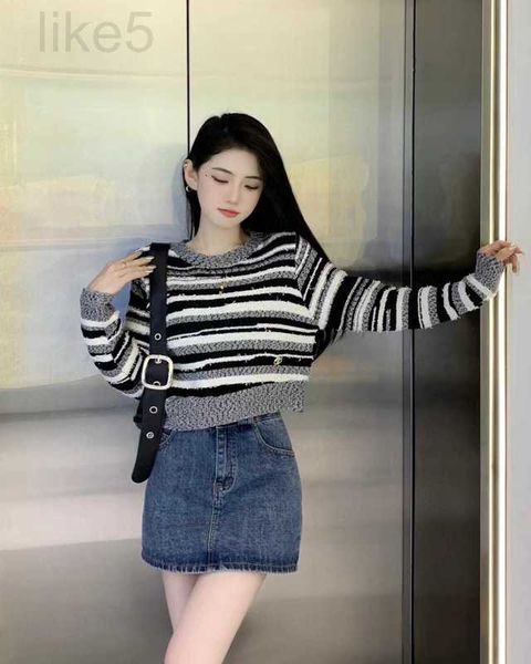 Pulls pour femmes Designer Marque 2023 Automne Édition coréenne Nouvelle mode Col rond Contraste Stripe Épaulière à manches longues Tricots Pull Top court pour femmes 23RP