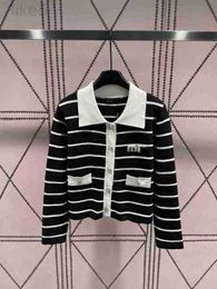 Chandails pour femmes Designer Marque Muimui Revers Stripe Tricoté Top Cardigan Strass Lettre Bouton Doux Slim Fit Court Pull Manteau 8420