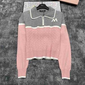 Damessweaters ontwerper Mi24 vroege lente nieuwe meisjesstijl letter jacquard Fried Dough Twists knoop kleur bijpassende revers gebreide trui met halve rits 2BLS