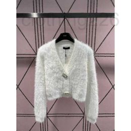 Pulls pour femmes Designer Fourrure de vison Deux boucles de diamants Veste de pull courte à col en V pour femmes douces et polyvalentes style doux et gluant haut à manches longues de couleur unie