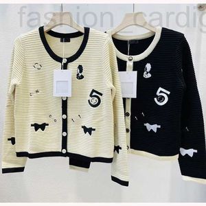 Pulls pour femmes Designer Col rond Cardigan tricoté avec 5 lignes de fleurs brodées surmontées d'un manteau mince pour l'automne / hiver O3CV