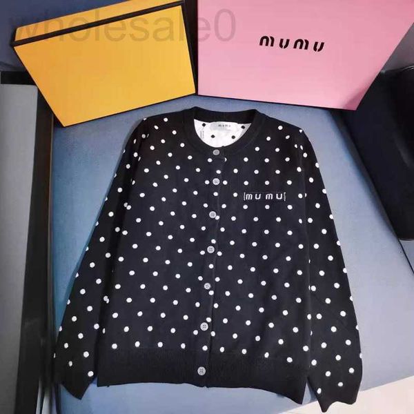 Pulls pour femmes Designer Commerçant Zhi Miao Jia Mu Édition correcte Début du printemps Polyvalent Simple Polka Dot Broderie Net Rouge Qualité Manteau Tricoté GPAS