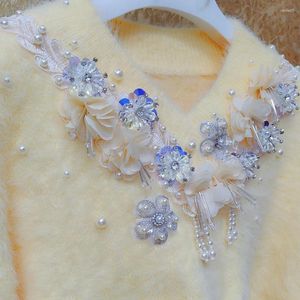 Suéteres de mujer Estilo de lujo Rebordear Lentejuelas Diamantes Flores Puntada Grueso Suéter de piel sintética para mujer Invierno V-cuello Prendas de punto Jersey Top