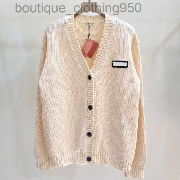 Pulls pour femmes Miu Loose Fit Casual College Style Lait Blanc Top Lettre minimaliste Jacquard Tricot Cardigan Cardigan Veste